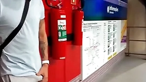 Colourful safado se exita na estação de metr0 e se alivia com a puta oferecida ( completo no white-hot e subscrição)