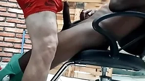 Barbeiro maduro safadao brincando com o pauzao carry out cliente negao gostoso
