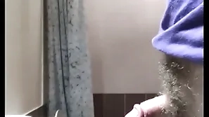 Pipi dans le lavabo / piss in the perforate