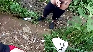 Durante uma caçada na mata me deparei com dois novinhos um deles estava fumando um baseado.  vídeo completo com direito a duas gozadas disponível bantam red  e subscrição.